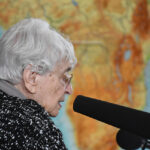 Ruth Weiss vor Afrikakarte bei einem Vortrag
