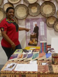Ruth Weiss Büchertisch auf dem Berlin Bazaar 2022 - Deutsch-Simbabwische Gesellschaft machts möglich!