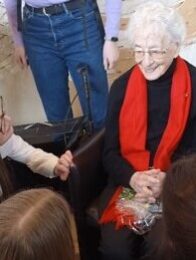 Ruth Weiss feiert ihren 100sten Geburtstag!