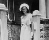 Ruth vor ihrem Elternhaus. Mayfair, Johannesburg 1941 Ruth vor ihrem Elternhaus. Mayfair, Johannesburg 1941